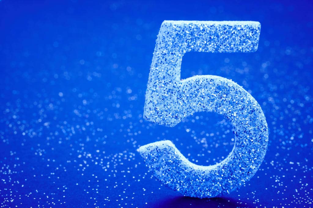 Number five silver color over a blue background. Anniversary 5 Jahre Neuropuls, ein kleines Jübiläum